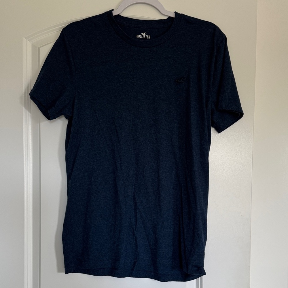 Hollister Men's Dark Blue Short Sleeve Tee